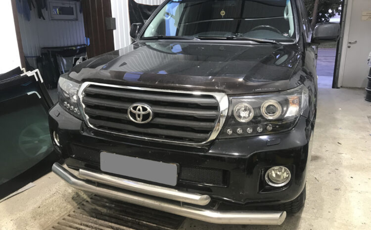  Замена лобового стекла на Toyota Land Cruiser 200